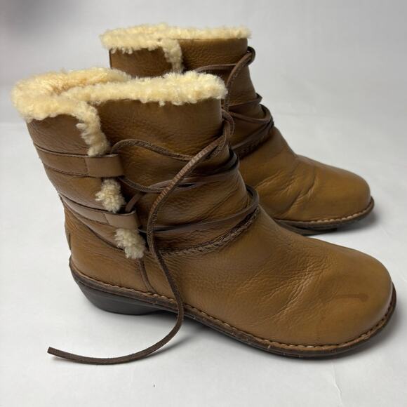 UGG Caspia 1932 Boots 9 Sheepskin Leather Laceup Cozycore Hygge Short Ankle Warm - Picture 3 of 12